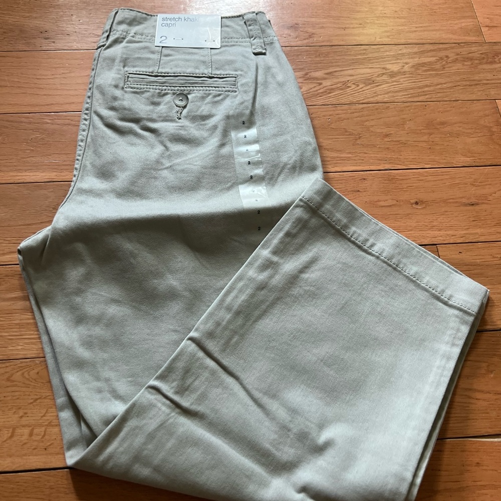 Gap women’s stretch khaki capri pants size 2